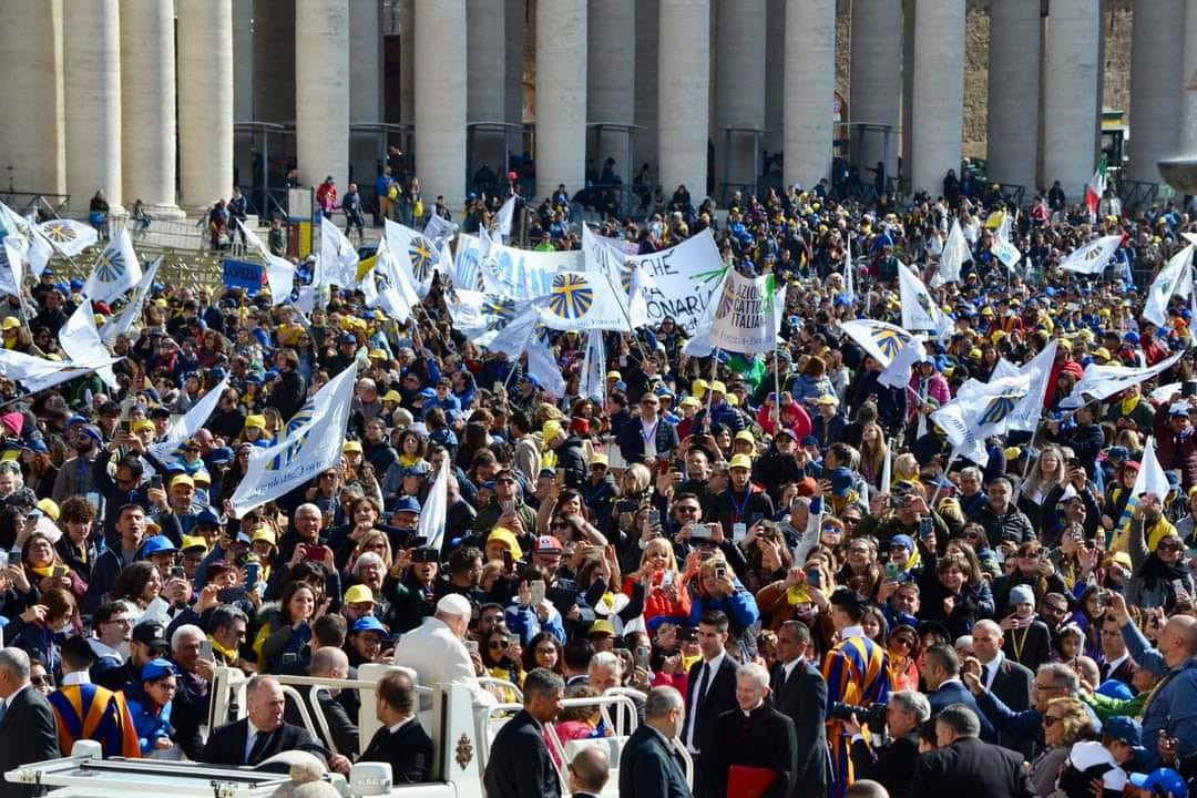 Papa Francesco all'Azione cattolica: «Siate quell'abbraccio che cambia la vita» 