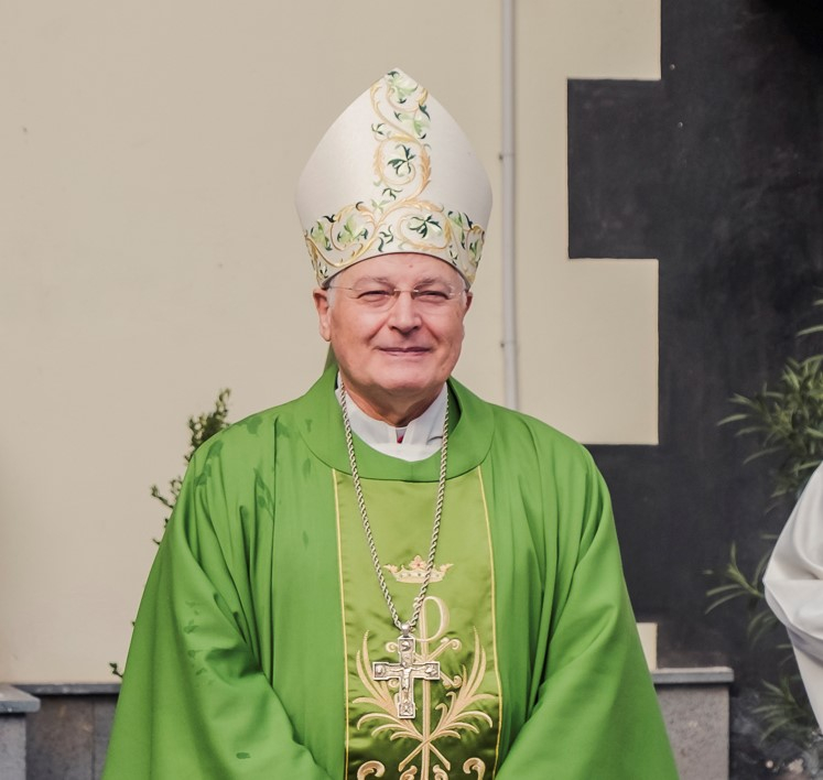 L'aurora inonda il cielo di una festa di luce