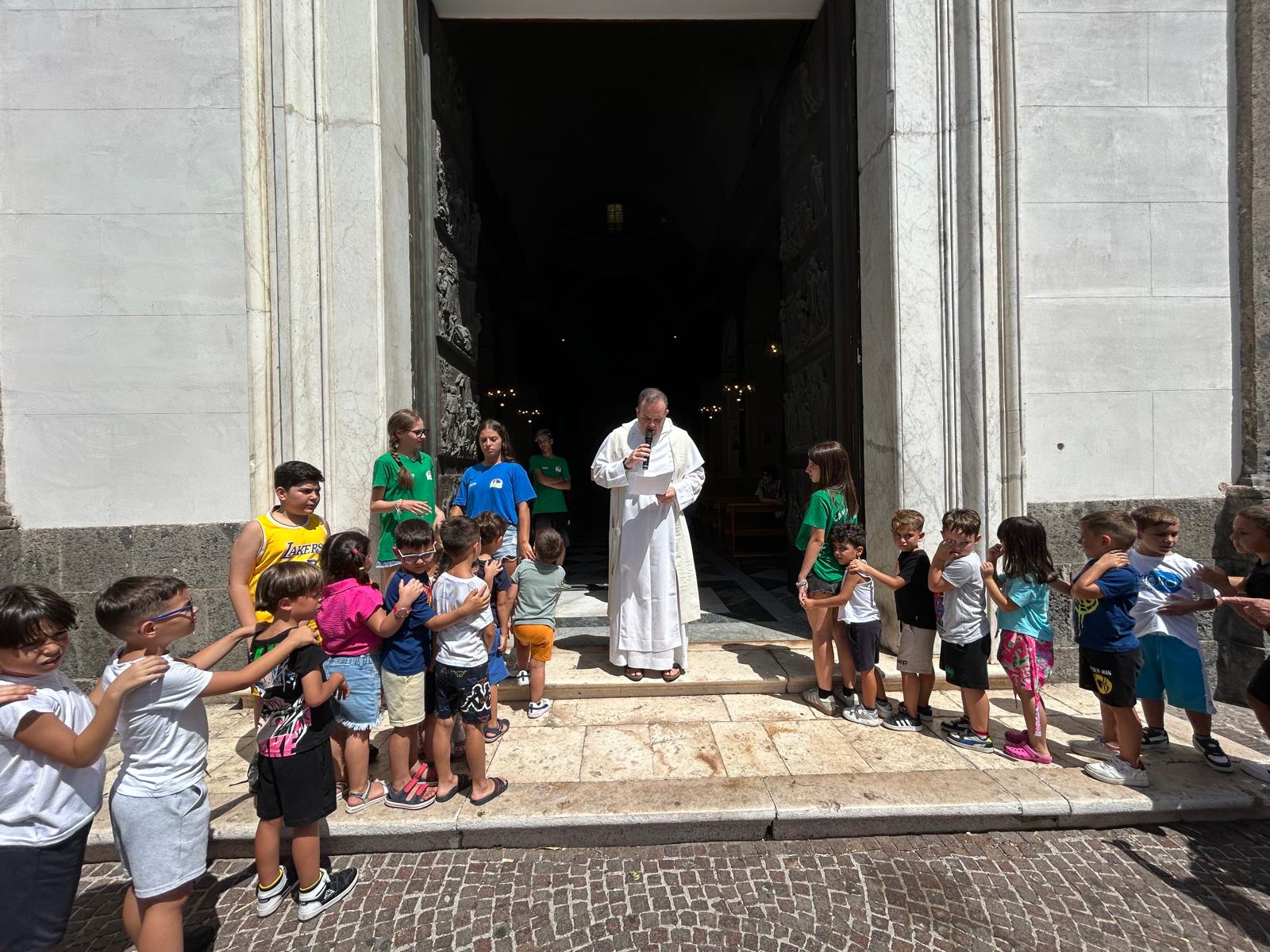 Madonna dell'Arco: un campo estivo mano nella mano con Dio