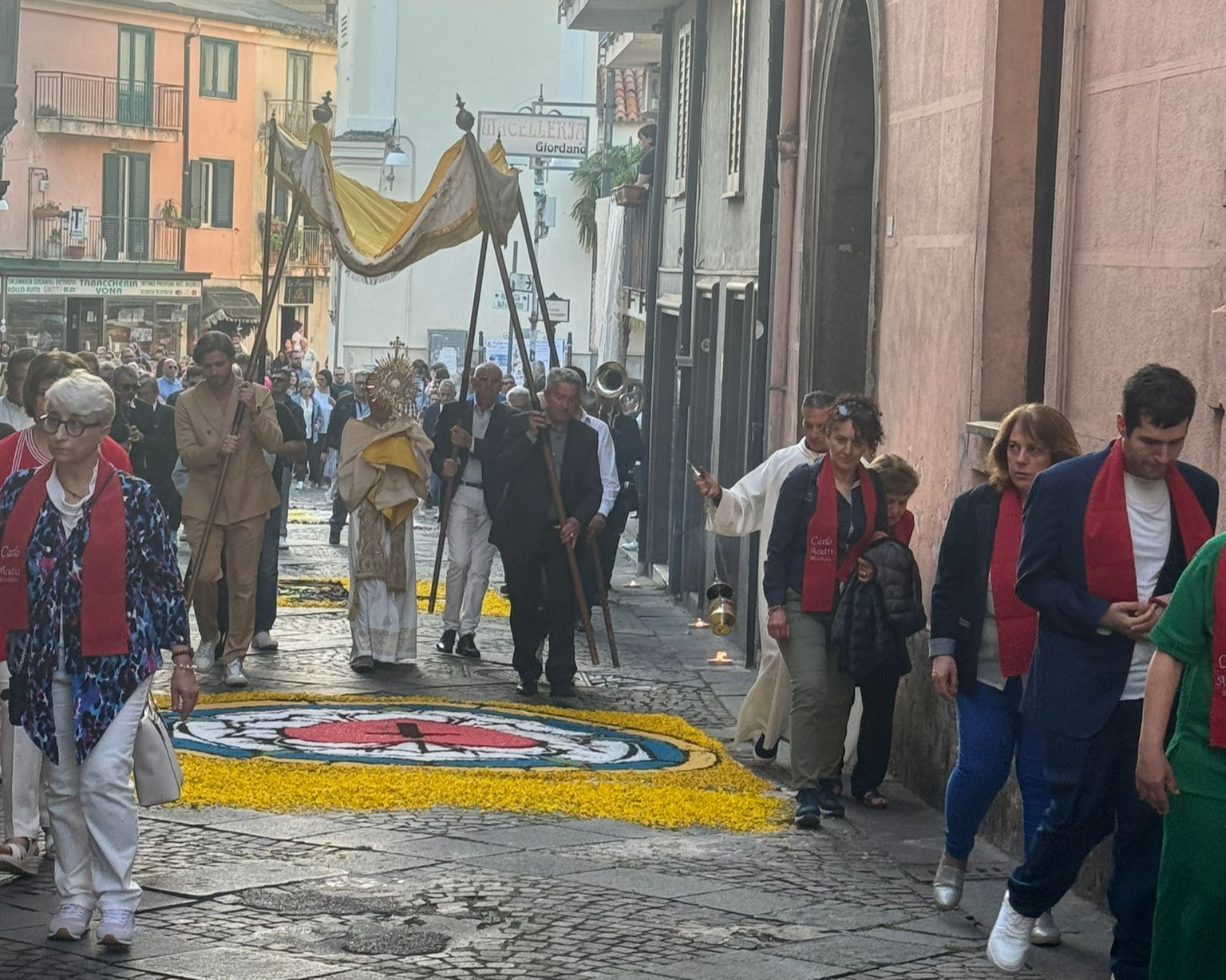 Nel segno delle ginestre la festa del Corpus Domini a Moschiano