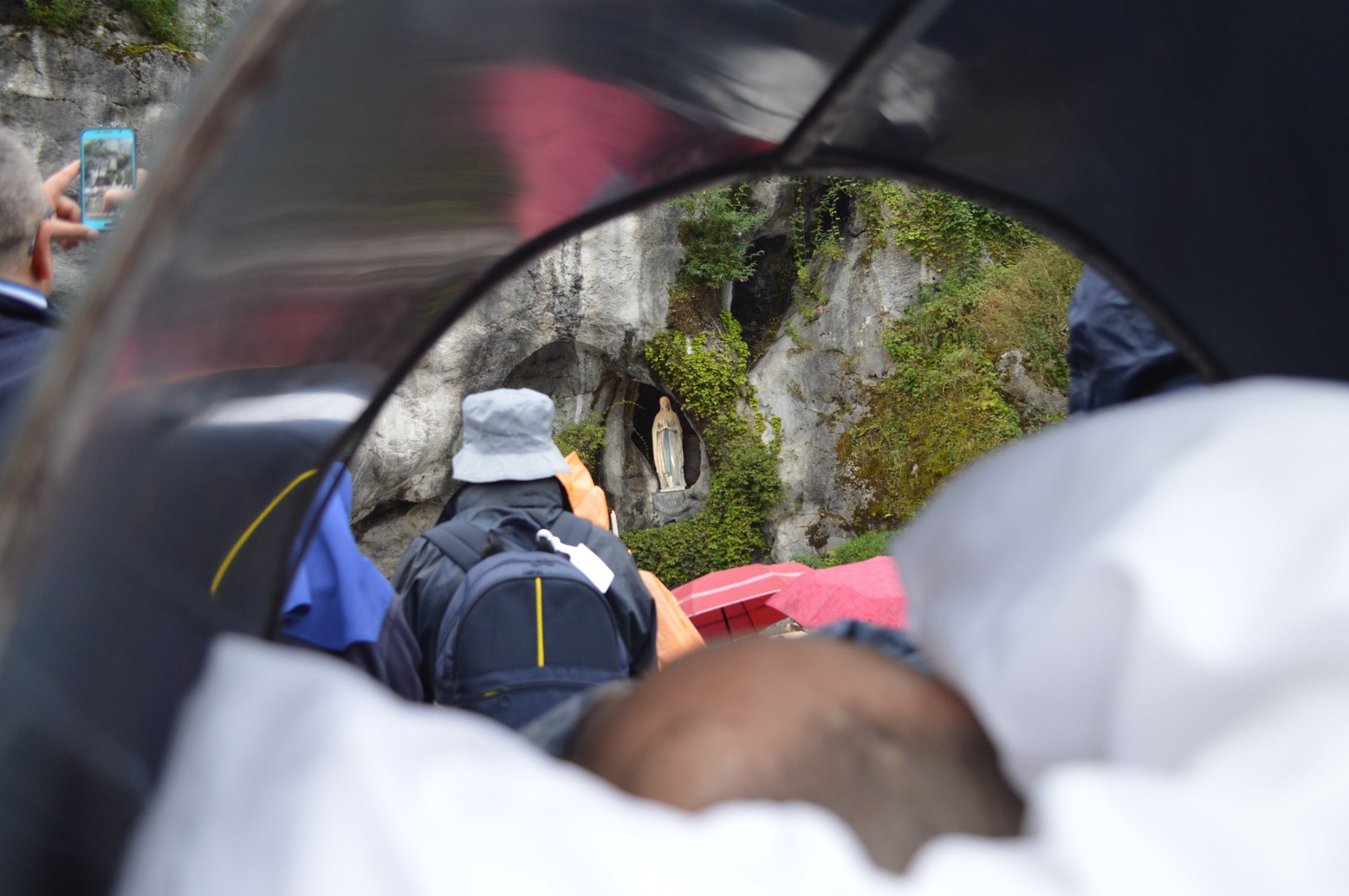 Ualsi a Lourdes per affidare dolori e speranze a Maria 